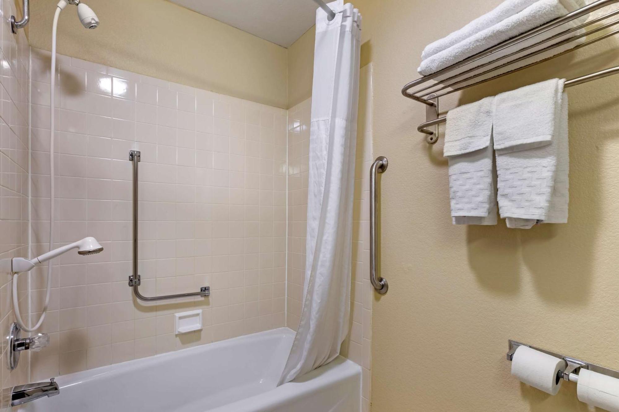 Best Western Plus Altoona Inn Exterior photo